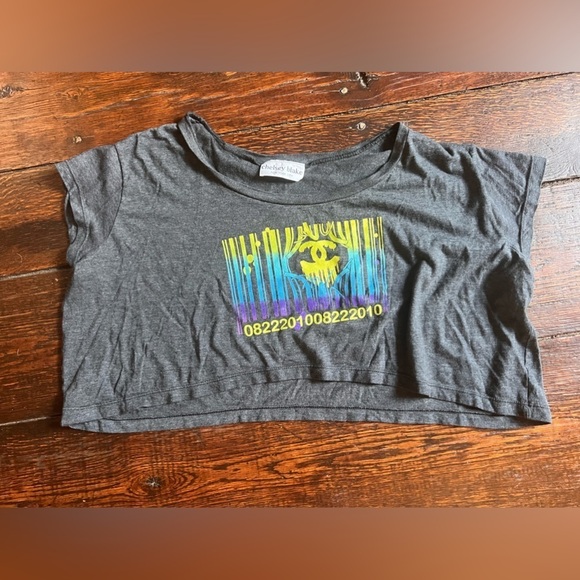 chelsey blake Tops - Chelsey Blake gray crop channel barcode t-shirt one size medium